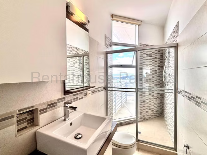 Alquiler de Apartamento Amoblado en Avenida Balboa Ph Rivage EC