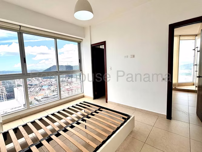 Alquiler de Apartamento Amoblado en Avenida Balboa Ph Rivage EC