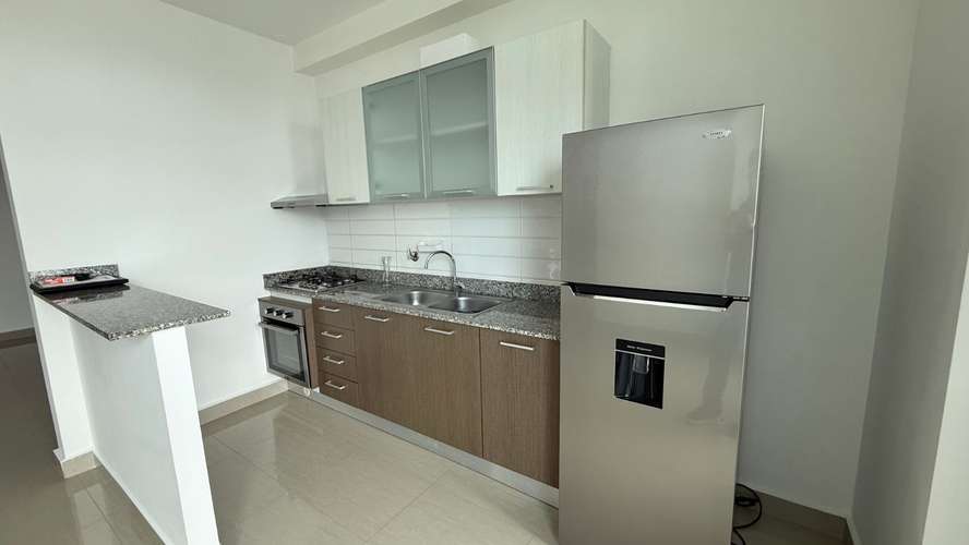 Se alquila Apartamento de 2 recámaras, 2 baños, con balcón a pasos del metro  - Imagen 9
