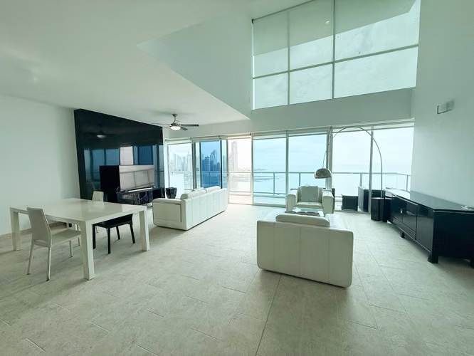 Apartamento de Dos Niveles con Vista al Mar en Sky, con Vistas desde Ambas Recámaras