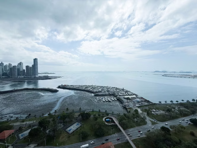 Apartamento de Dos Niveles con Vista al Mar en Sky, con Vistas desde Ambas Recámaras