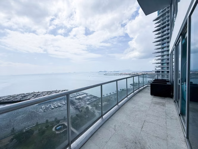 Apartamento de Dos Niveles con Vista al Mar en Sky, con Vistas desde Ambas Recámaras