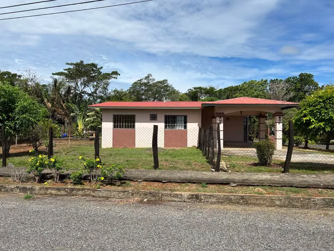  Hermosa Casa en Venta en Residencial Los Valles de Algarrobos, Dolega | Amplio Terreno de 710 m²