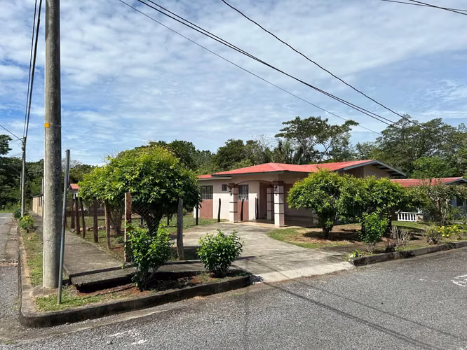  Hermosa Casa en Venta en Residencial Los Valles de Algarrobos, Dolega | Amplio Terreno de 710 m²