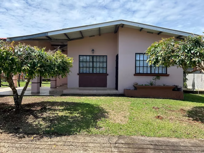  Hermosa Casa en Venta en Residencial Los Valles de Algarrobos, Dolega | Amplio Terreno de 710 m²