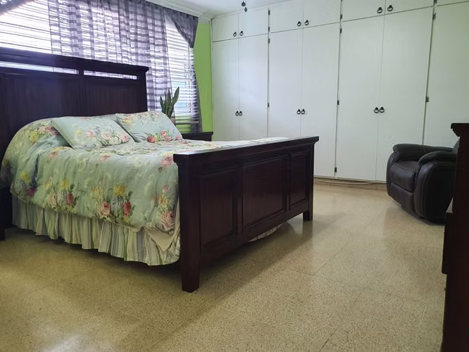 CASA DE UN NIVEL CON PISCINA, UBICADA EN EL CORAZÓN DE LA CIUDAD - Imagen 11