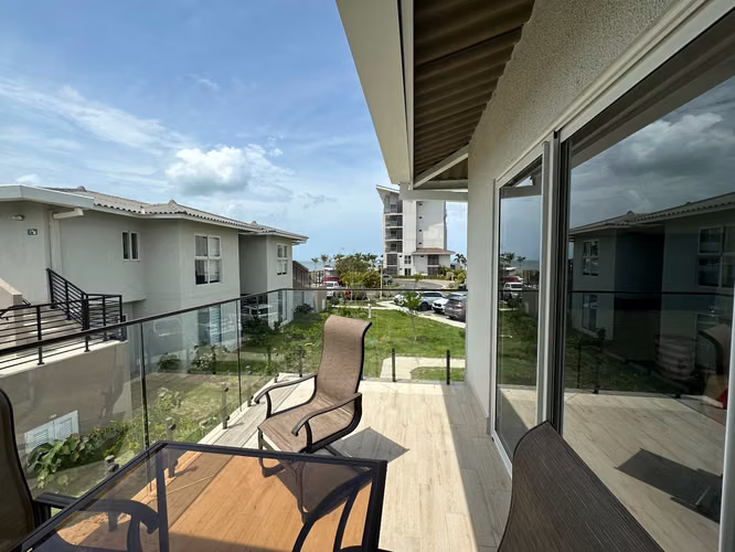 Villa en Playa Caracol en venta!