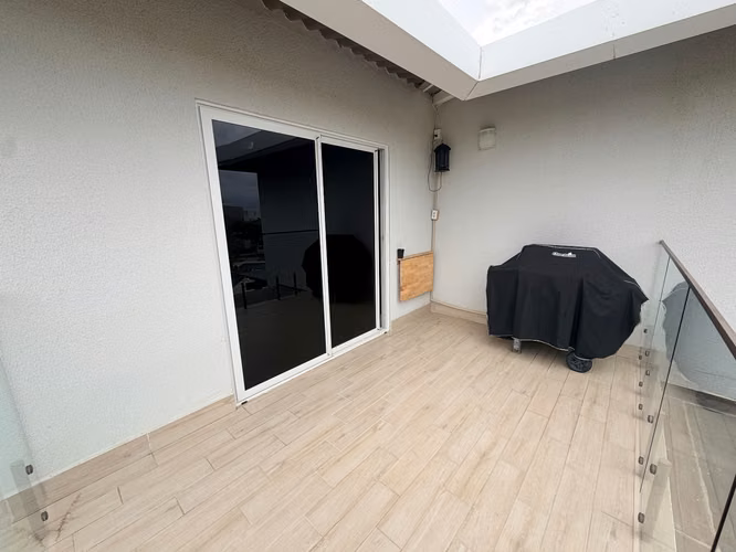 Villa en Playa Caracol en venta!