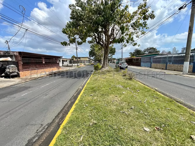 Venta de plaza comercial con 8% de rentabilidad Chanis GGS27-2671