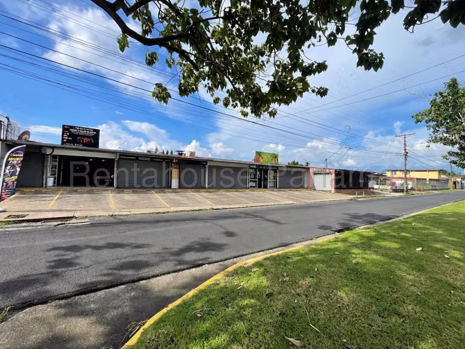 Venta de plaza comercial con 8% de rentabilidad Chanis GGS27-2671