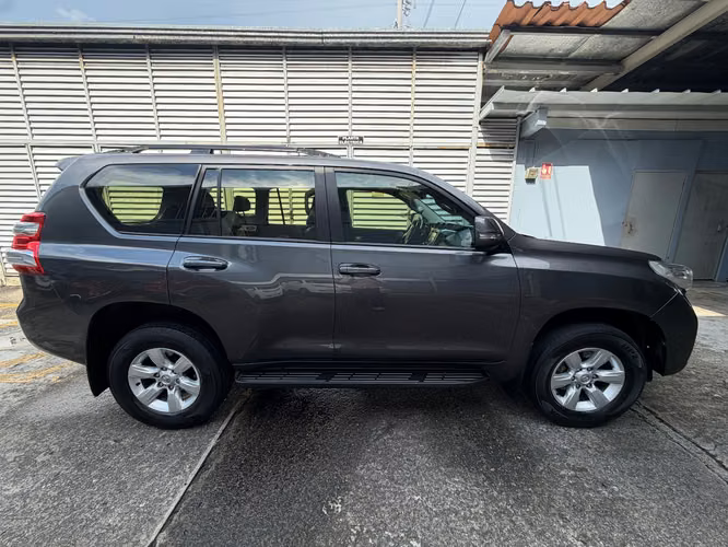 Toyota Prado Turbo Diésel.  Único Dueño, Poco kilometraje. 7 plazas de asientos. 