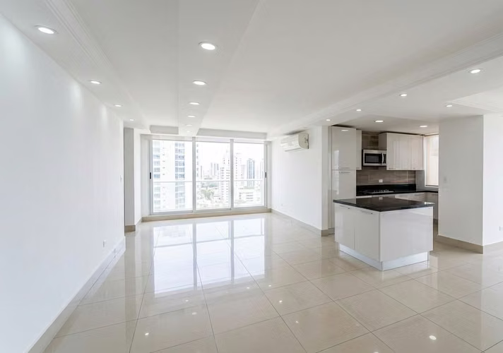 Apartamento en Obarrio I con balcon y ubicación privilegiada - Imagen 7