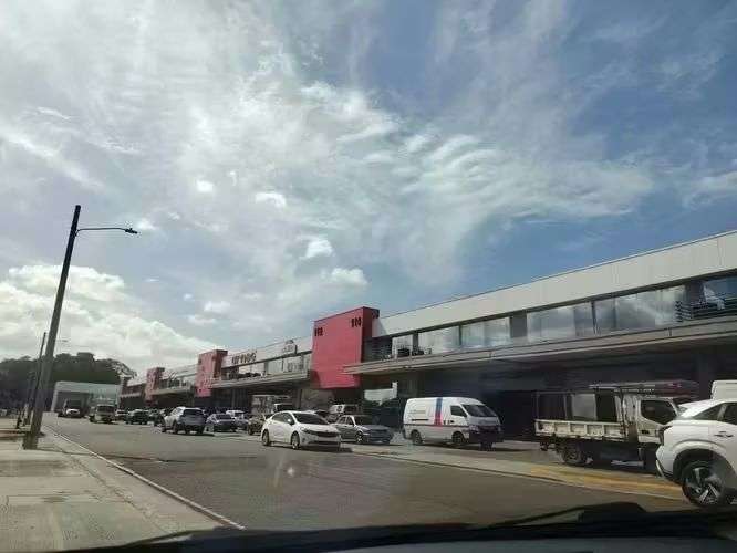 Alquilo OfiBodega con Show Roon (Cerca Costa del Este) 