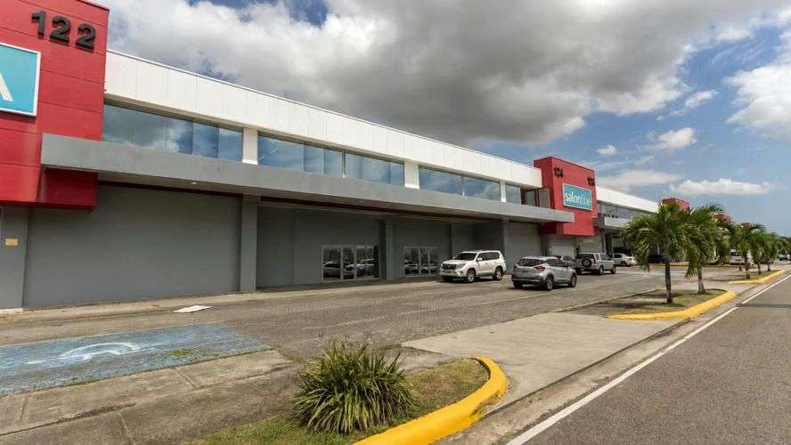 Alquilo OfiBodega con Show Roon (Cerca Costa del Este) 