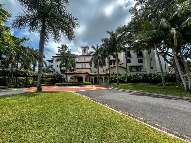 VENTA: Buenaventura | Apartamento de dos niveles con vista al golf | $745,000