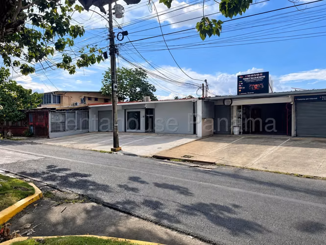 Venta de Local Comercial en Plaza Comercial Chanis HQ
