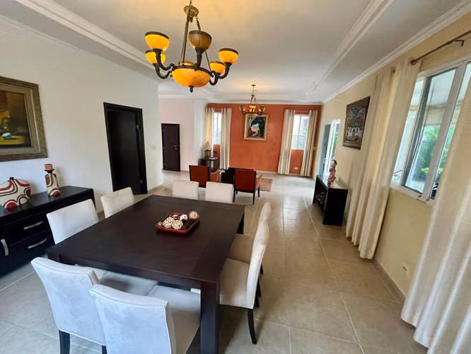 Se Vende Hermosa casa en el Res. Altos del Country - Altos de Panamá.
