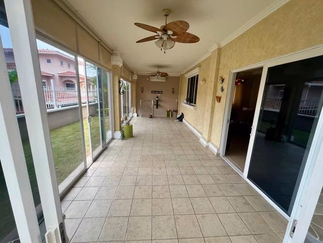 Se Vende Hermosa casa en el Res. Altos del Country - Altos de Panamá.