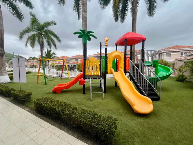 Se Vende Hermosa casa en el Res. Altos del Country - Altos de Panamá.