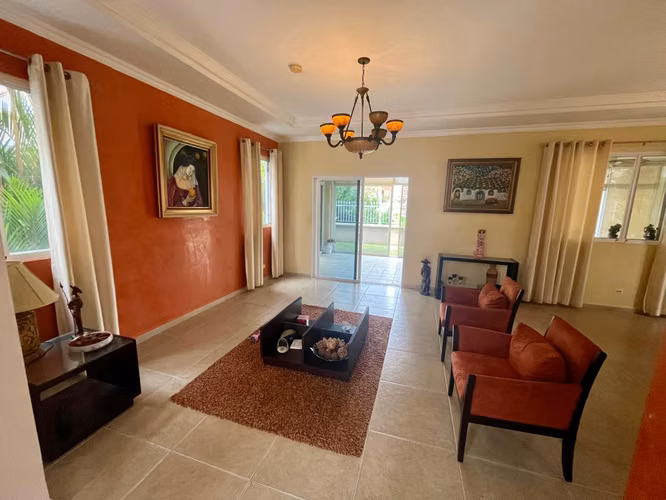 Se Vende Hermosa casa en el Res. Altos del Country - Altos de Panamá.