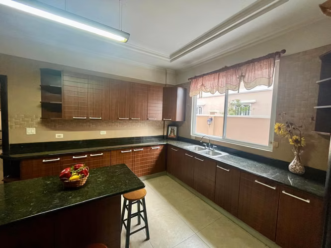 Se Vende Hermosa casa en el Res. Altos del Country - Altos de Panamá.