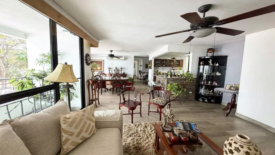 Apartamento en Punta Paitilla I con balcón y 2 parking