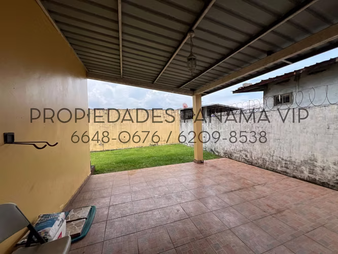 CASA para la VENTA en La Chorrera, con salida a la autopista 