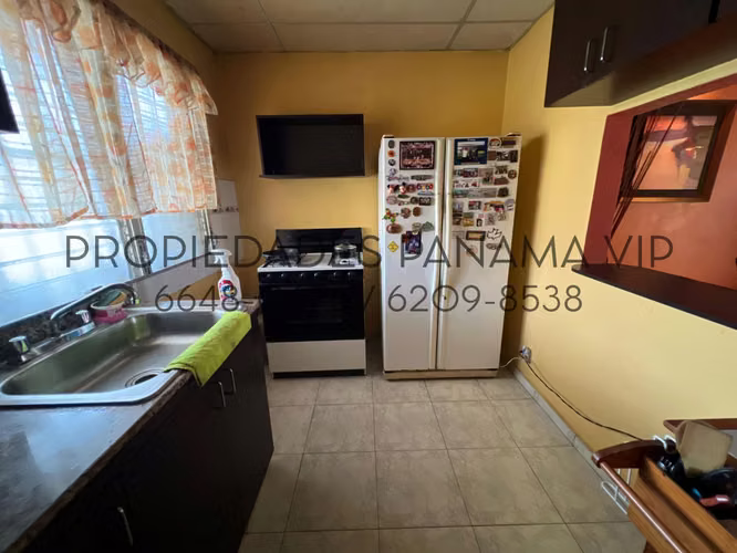 CASA para la VENTA en La Chorrera, con salida a la autopista 