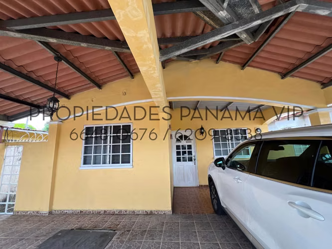 CASA para la VENTA en La Chorrera, con salida a la autopista 