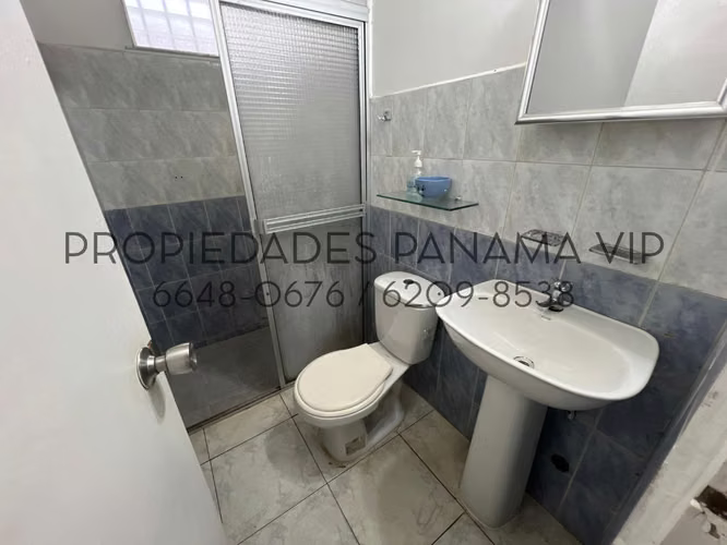 CASA para la VENTA en La Chorrera, con salida a la autopista 