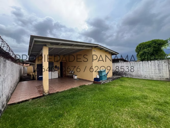 CASA para la VENTA en La Chorrera, con salida a la autopista 