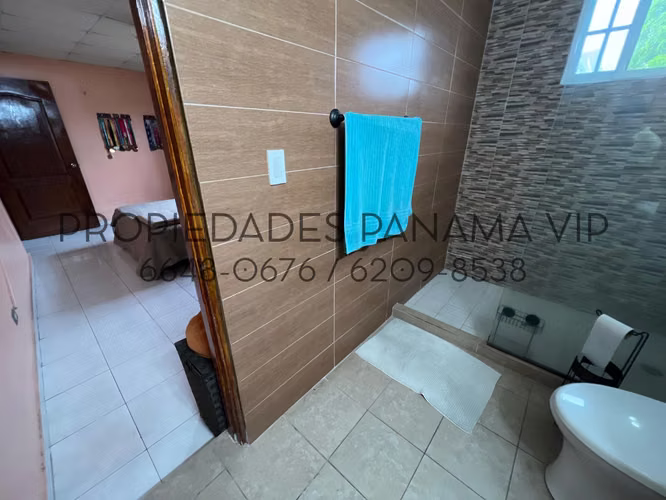 CASA para la VENTA en La Chorrera, con salida a la autopista 