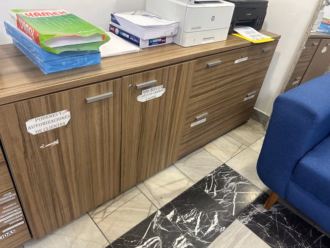 Se vende hermoso y elegante archivero - Imagen 2