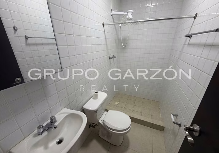 Casa Familiar en Venta en Costa Sur - 361 m² Cerca de Escuelas Internacionales