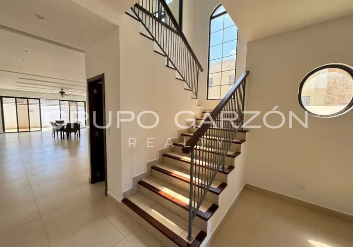 Casa Familiar en Venta en Costa Sur - 361 m² Cerca de Escuelas Internacionales