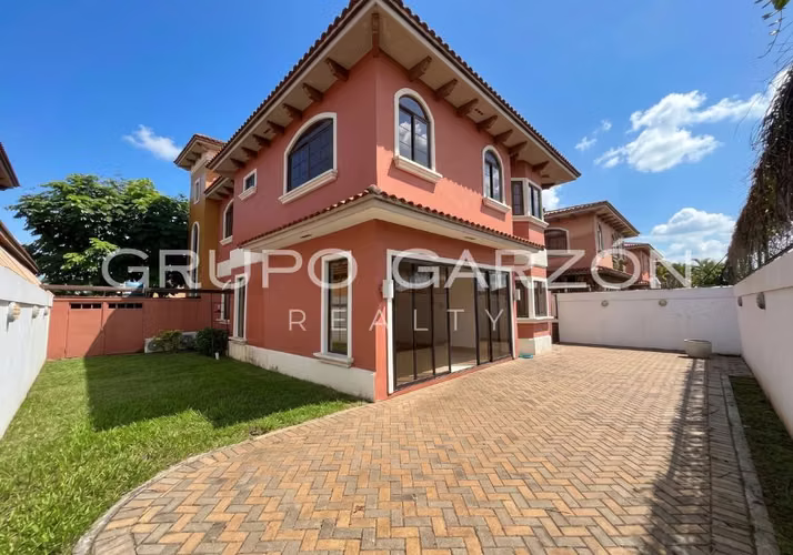 Casa Familiar en Venta en Costa Sur - 361 m² Cerca de Escuelas Internacionales