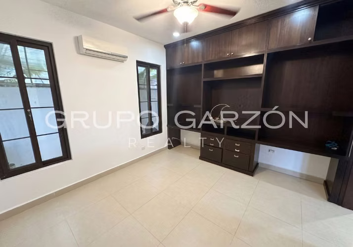 Casa Familiar en Venta en Costa Sur - 361 m² Cerca de Escuelas Internacionales