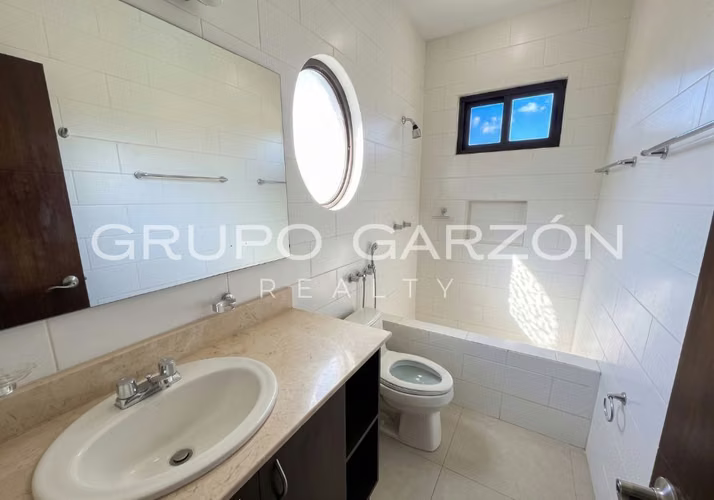 Casa Familiar en Venta en Costa Sur - 361 m² Cerca de Escuelas Internacionales