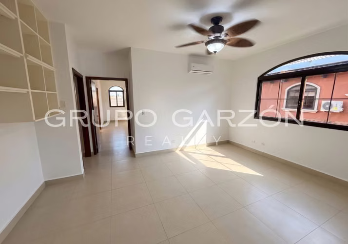 Casa Familiar en Venta en Costa Sur - 361 m² Cerca de Escuelas Internacionales