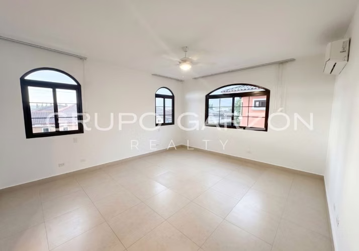 Casa Familiar en Venta en Costa Sur - 361 m² Cerca de Escuelas Internacionales