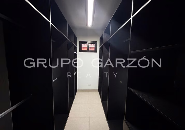 Casa Familiar en Venta en Costa Sur - 361 m² Cerca de Escuelas Internacionales