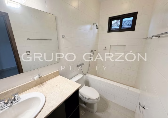 Casa Familiar en Venta en Costa Sur - 361 m² Cerca de Escuelas Internacionales