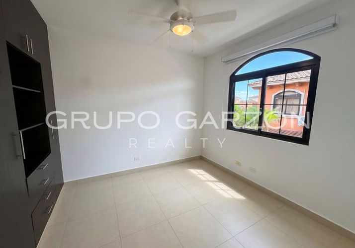 Casa Familiar en Venta en Costa Sur - 361 m² Cerca de Escuelas Internacionales
