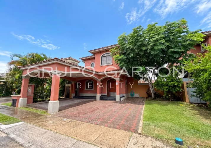 Casa Familiar en Venta en Costa Sur - 361 m² Cerca de Escuelas Internacionales