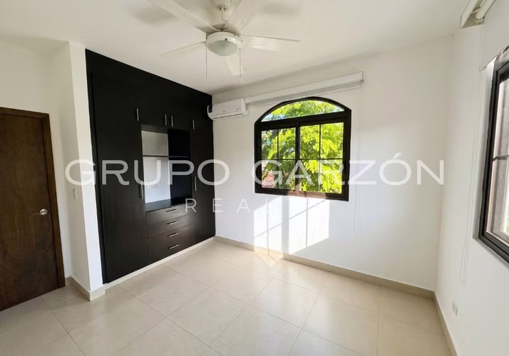 Casa Familiar en Venta en Costa Sur - 361 m² Cerca de Escuelas Internacionales
