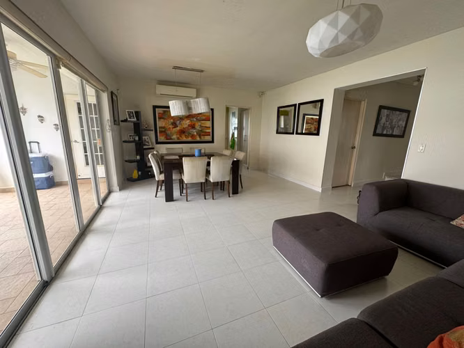 It is sold corner house at the Residencial Quintas de Versailles - Juan Díaz.