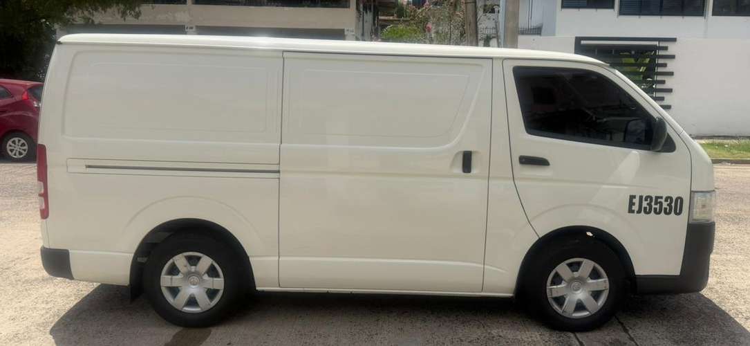 HIACE 2023   MANUAL EN 24,695 al CREDITO o al contado.