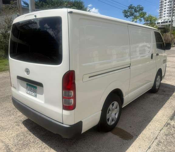 HIACE 2023   MANUAL EN 24,695 al CREDITO o al contado.