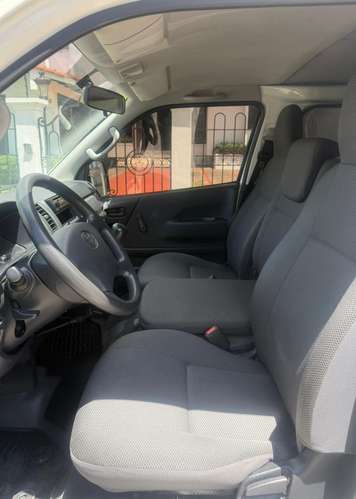 HIACE 2023   MANUAL EN 24,695 al CREDITO o al contado.