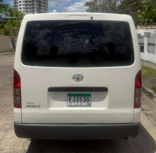 HIACE 2023   MANUAL EN 24,695 al CREDITO o al contado.